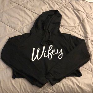 BLACK “WIFEY” LETTER PRINT CROP HOODIE